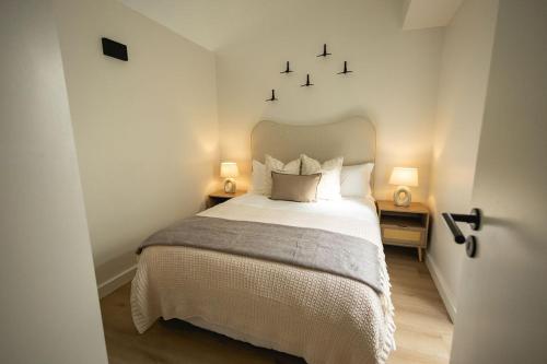 Ένα ή περισσότερα κρεβάτια σε δωμάτιο στο Heaven & Earth Apartment 8