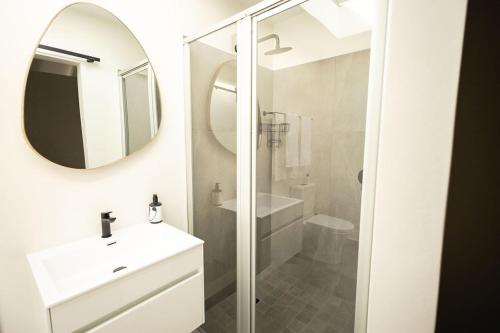 Ένα μπάνιο στο Heaven & Earth Apartment 8