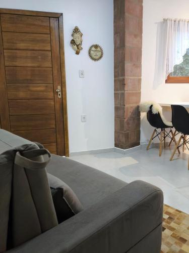 una stanza con un letto, un tavolo e delle sedie di Casa Torta 01 a Gramado