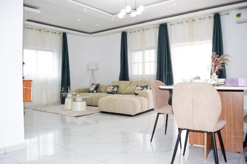 a living room with a couch and a table at Appartement Grenoble in Yaoundé