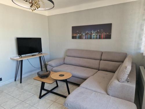 Una televisión o centro de entretenimiento en Flat in City Centre of Hyères !
