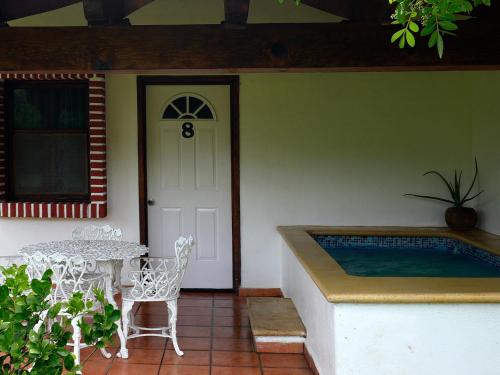 Bazén v ubytování Las Jaras Aguas Termales nebo v jeho okolí