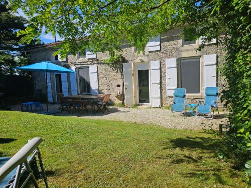 Maison Charentaise avec piscine et boulodrome