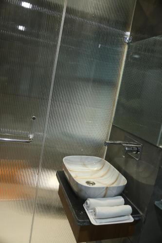 Salle de bains dans l'établissement Hotel Metro City