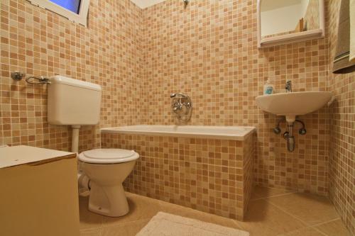 A bathroom at Apartments Villa Katina