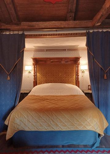 una camera da letto con letto e tende blu di Villagatan a Hjo