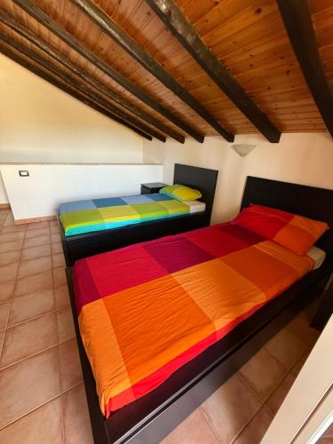 Ένα ή περισσότερα κρεβάτια σε δωμάτιο στο Etna Beach House