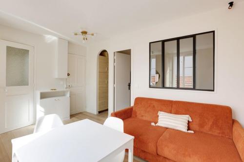 una sala de estar con un sofá y una mesa en Boulogne Albert Khan, en Boulogne-Billancourt