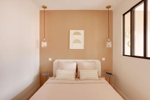 un dormitorio con una cama con dos almohadas en Boulogne Albert Khan, en Boulogne-Billancourt