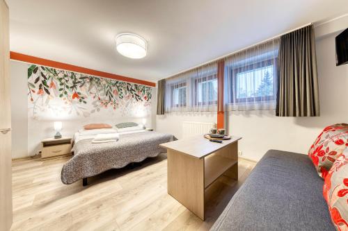 a bedroom with a bed and a couch at E-Stay Noclegi w Bydgoszczy in Bydgoszcz