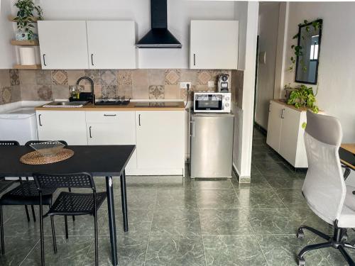 Nhà bếp/bếp nhỏ tại Mamarosa Fuerteventura Base Perfecta 5min Aeropuerto & Teletrabajo