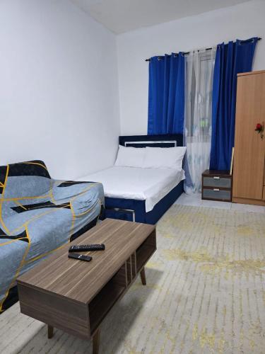 Una cama o camas en una habitación de shared apartment