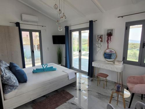 - une chambre avec un lit et une chambre avec des fenêtres dans l'établissement Villa Aurora amazing seaview to Lefkada - Meganisi, à Plagiá