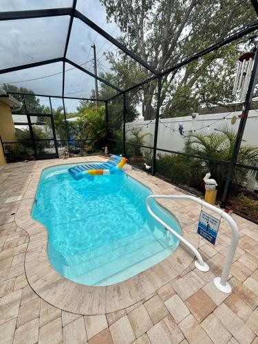 Kolam renang di atau dekat dengan Private pool suite in heart of Tarpon Springs!