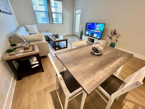 Μια τηλεόραση ή/και κέντρο ψυχαγωγίας στο Luxury 2 Bedrooms 2 Bathrooms With Pool and Gym