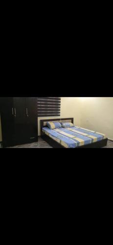 Bett mit blauer und gelber Bettwäsche in einem Zimmer in der Unterkunft Stunning spacious 4 bed house with swimming pool 