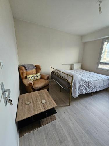 Ένα ή περισσότερα κρεβάτια σε δωμάτιο στο Chambre dans Appartement cetre ville de Tours