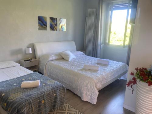 a small bedroom with two beds and a window at Casavacanzalacorte in Cadrezzate