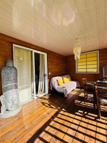 Un dormitorio con una cama y una mesa y una ventana. en Faredise, en HUH