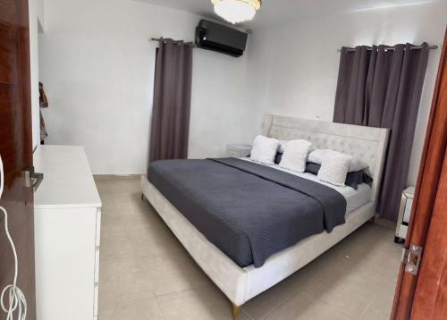 Ένα ή περισσότερα κρεβάτια σε δωμάτιο στο Hermosa villa familiar
