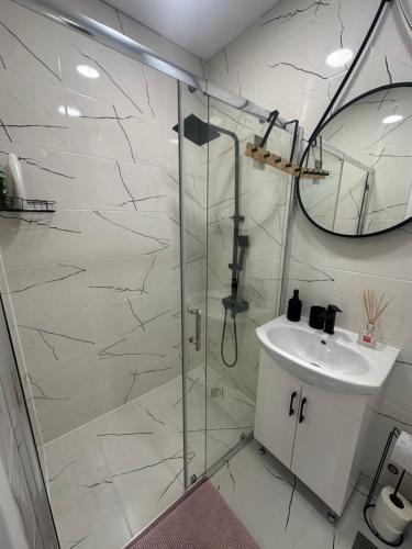 un baño con ducha y lavabo en Best places, en Petrich