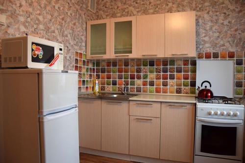 Kuchyň nebo kuchyňský kout v ubytování ALROSA Apartaments
