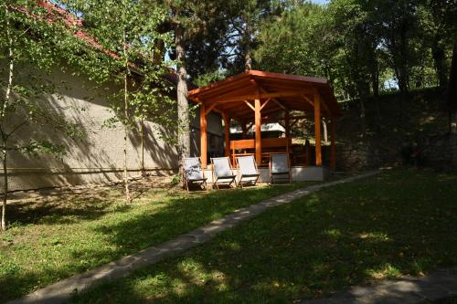 a gazebo with white chairs in a yard at U starej mamy - ubytovanie na Tokaji in Malá Tŕňa