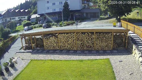 a wooden structure with green grass in front of a building at Skalnica in Karpacz