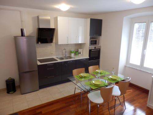 Η κουζίνα ή μικρή κουζίνα στο Apartment Pula Center