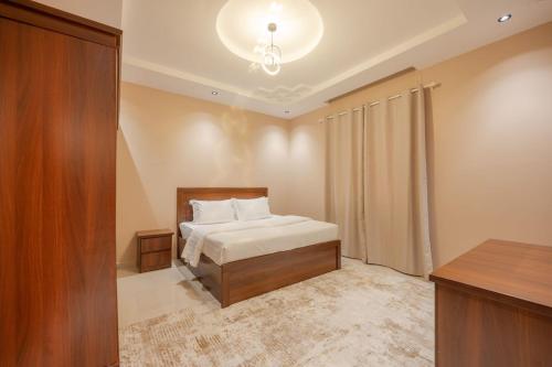 Una cama o camas en una habitación de شُرفه سويت توصيل مجاني من المطار