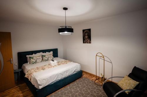 a bedroom with a bed in the corner of a room at Complex Omnia - Apartamente Husi in Huşi