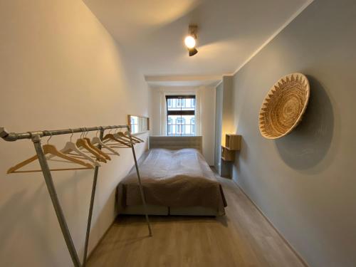 a bedroom with a bed and a window at discovAVIR - Super Zentral mit Parkplatz, Küche, Netflix und mehr in Eisenach