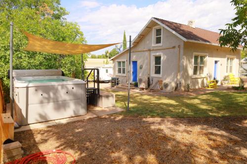 Κήπος έξω από το Cozy Zion farmhouse, cool or hot swim spa, fireplace & firepit