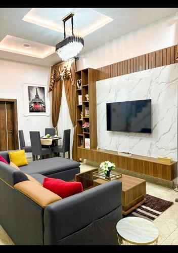 Μια τηλεόραση ή/και κέντρο ψυχαγωγίας στο Kemson 4BR Stylish Home - VGC Lekki