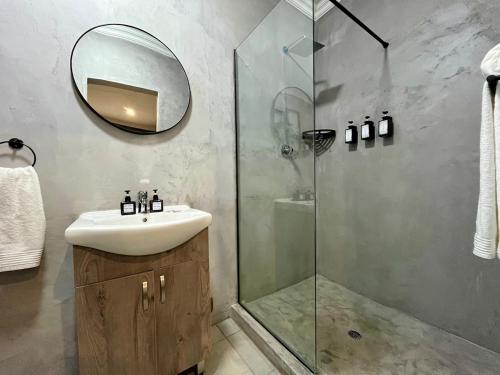 un baño con lavabo y ducha en OR Tambo Guest Retreat Unit 3, en Boksburg