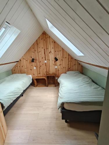 a room with two beds in a attic at De kleine Bossenare in Maarkedal