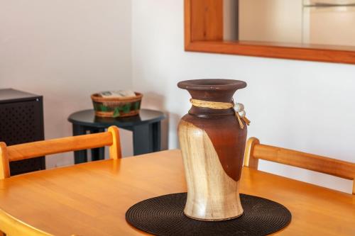 a vase sitting on top of a wooden table at Casas do Porto in Mosteiros