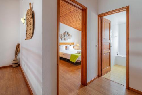 a hallway with a door leading to a bedroom at Casas do Porto in Mosteiros