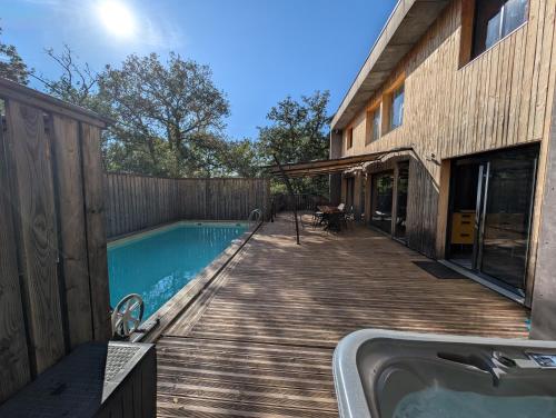 Piscina de la sau aproape de Villa Mammouth