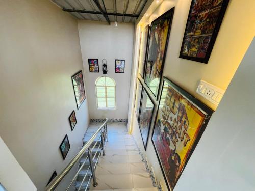 Televisyen dan/atau pusat hiburan di Ichhe Farm House Baruipur- in the amidst of nature