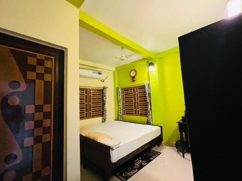 Katil atau katil-katil dalam bilik di Ichhe Farm House Baruipur- in the amidst of nature