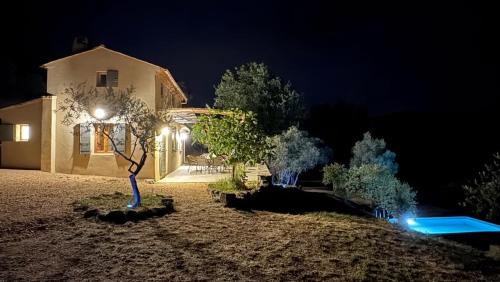 Taman di luar Bastidon avec vue et piscine au coeur du Luberon