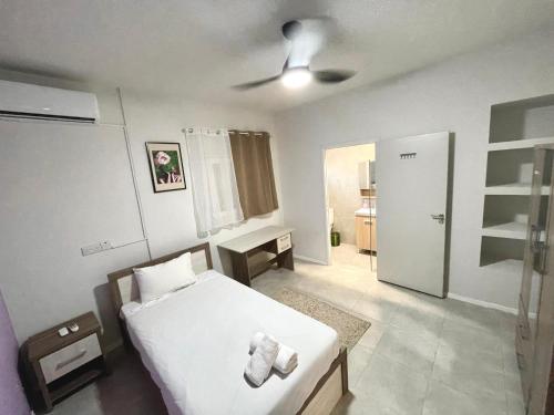 Ένα ή περισσότερα κρεβάτια σε δωμάτιο στο Delta Suites 6 Nicosia