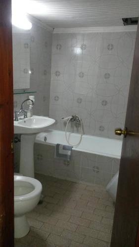 een badkamer met een wastafel, een bad en een toilet bij Green Hill Seaside Studios in Kokkari