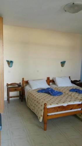een slaapkamer met 2 bedden en een tafel bij Green Hill Seaside Studios in Kokkari