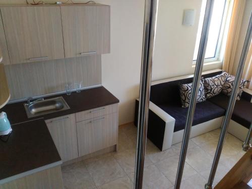 A kitchen or kitchenette at Aparthotel Lucky Family