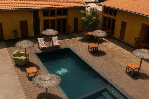 an overhead view of a swimming pool with umbrellas at Toti guest house 5 in São Tomé