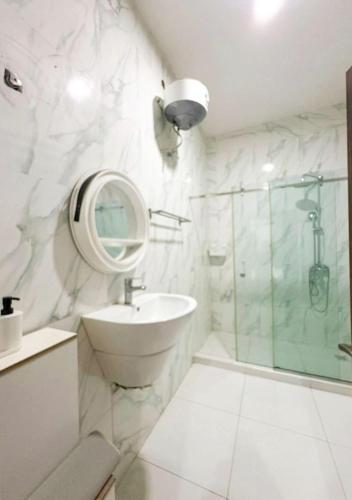 Ένα μπάνιο στο Kemson 4BR Stylish Home - VGC Lekki