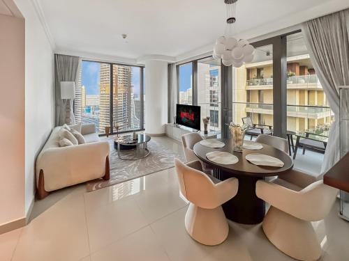 Luxury 1BR Dubai Mall Access and Pool with Burj View