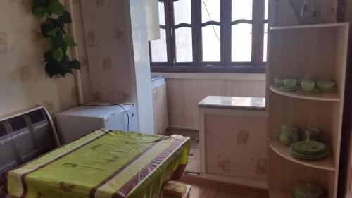 une petite cuisine avec une table et une fenêtre dans l'établissement Anis 1, à Khodjent